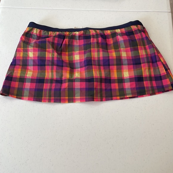 Isaac Mizrahi. Two piece bathing suit. Top and swim skirt sz small - Picture 4 of 5